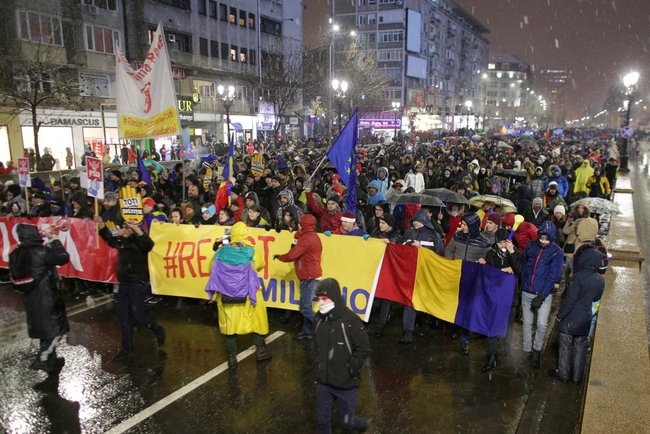 Десятки тисяч жителів Румунії вийшли на антикорупційні протести. 05