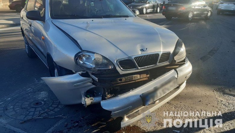 Водію стало зле: автобус із пасажирами протаранив чотири авто та врізався у магазин в Одесі 02