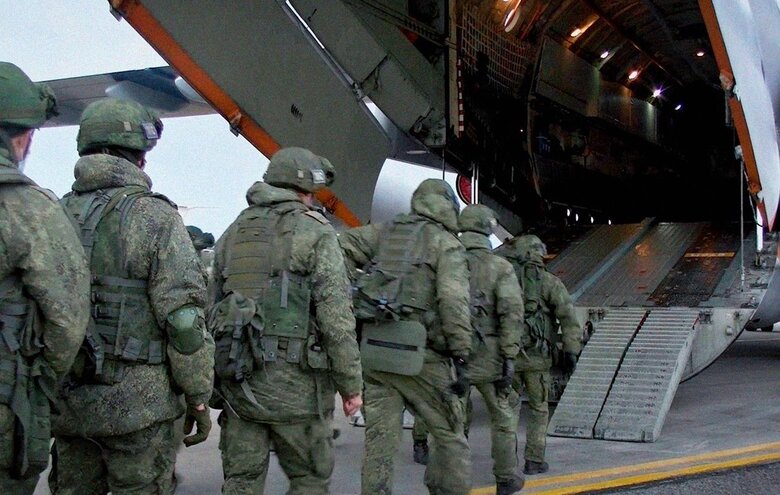 Окупанти грузяться в літак