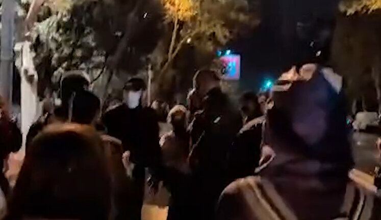 В Грузии группа "титушек" напала на протестующих против закона "об иноагентах". ВИДЕО