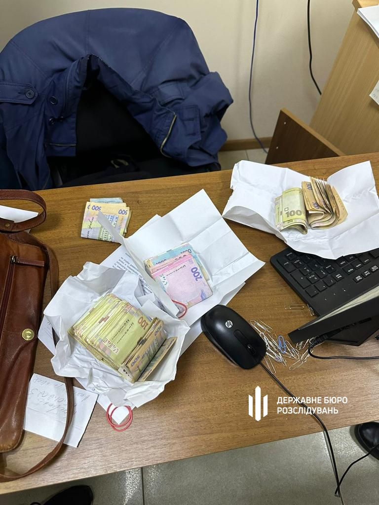 На Одеській митниці вимагали гроші за ввезення товарів, хабарі ховали навіть у туалеті, - ДБР 02