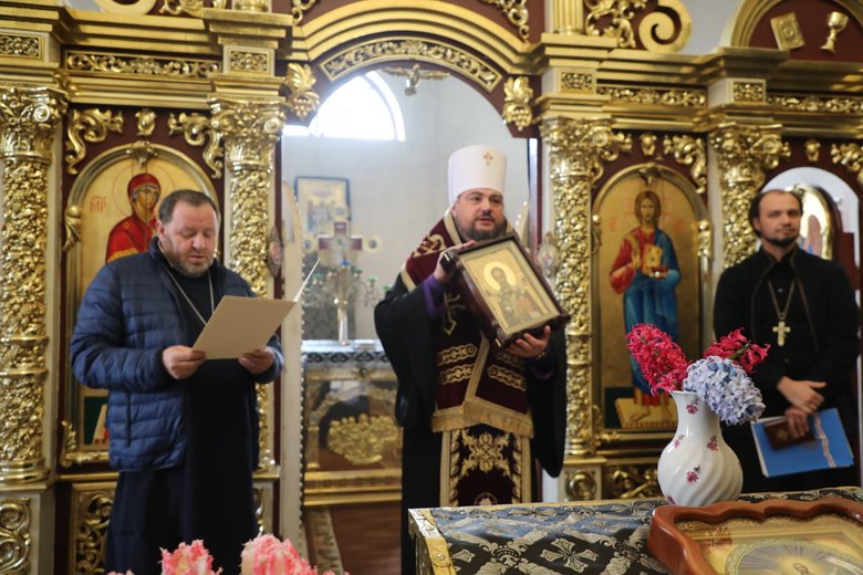 Після рішення парафіян при Боярському військовому ліцеї перейти до ПЦУ, московські служителі культу по-варварськи демонтували святий Престол 03