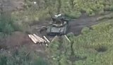 російський танк на полі бою