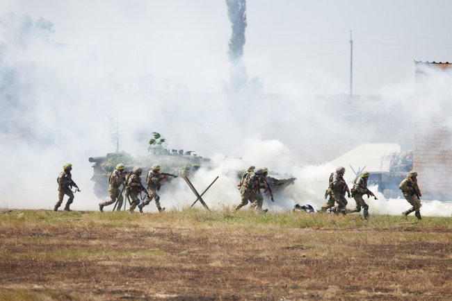 Zelenskyi watches military exercises in Mykolaiv region 11