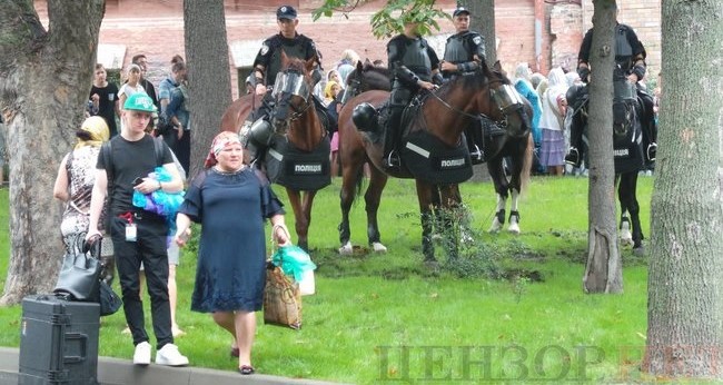 Онуфрій, Новинський, Бойко і віряни: як УПЦ МП хресну ходу проводили 15