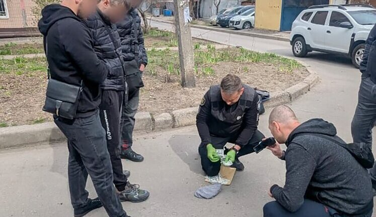 15 тис. дол. за сприяння в незаконному перетині кордону – підозрюється юрист із Запоріжжя