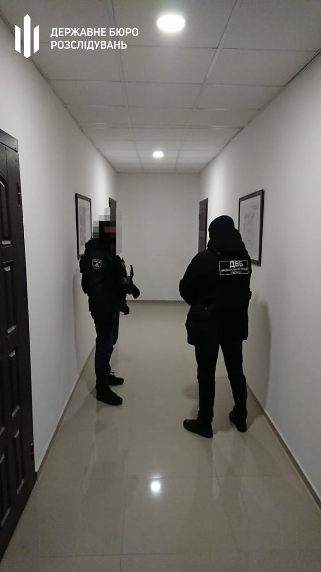 ГБР сообщило о подозрении двум полицейским, участвовавшим в мошеннической схеме с фейковым задержанием 03