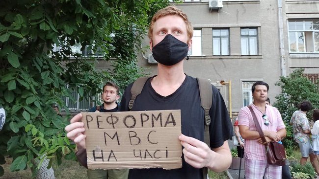Акция в поддержку отставки Авакова с файерами и салютом прошла возле здания МВД 10