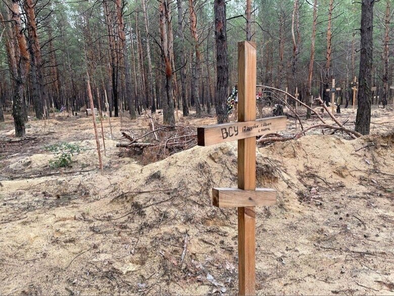 У визволеному Ізюмі виявили масове поховання на 440 тіл, - поліція 08