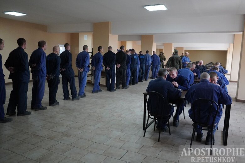 Черга полонених перед роздачею обіду