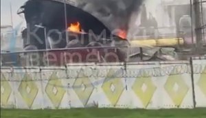 На анексованому півострові у Феодосії продовжує палати резервуар на "АТ Морський нафтовий термінал" після атаки 6 жовтня. За даними NASA FIRMS, 9 жовтня в районі об’єкта зафіксовано кілька теплових вогнищ. Дим від пожежі простягнувся більш ніж на 25 км.