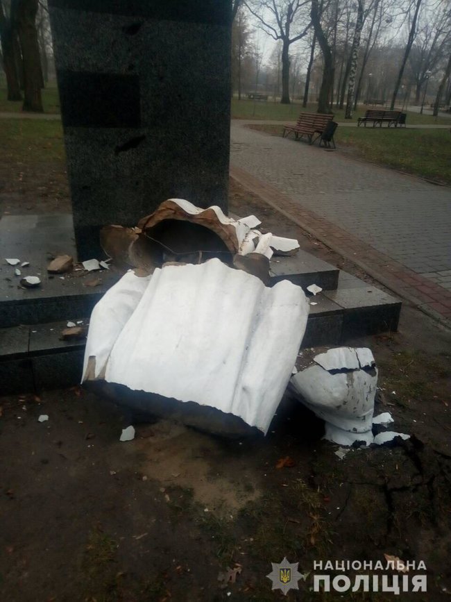 Памятник Горькому разрушили в Харькове 01
