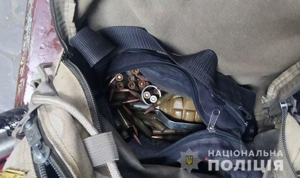У метро Києва затримали чоловіка з боєприпасами 01