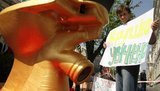 Перед зданием "Нафтогаза" установили золотой унитаз. ФОТО