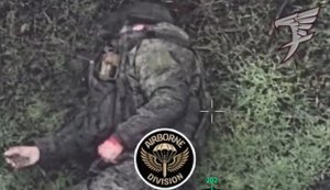 Автоматні кулі впиваються у тіло окупанта під час ближнього бою. ВIДЕО