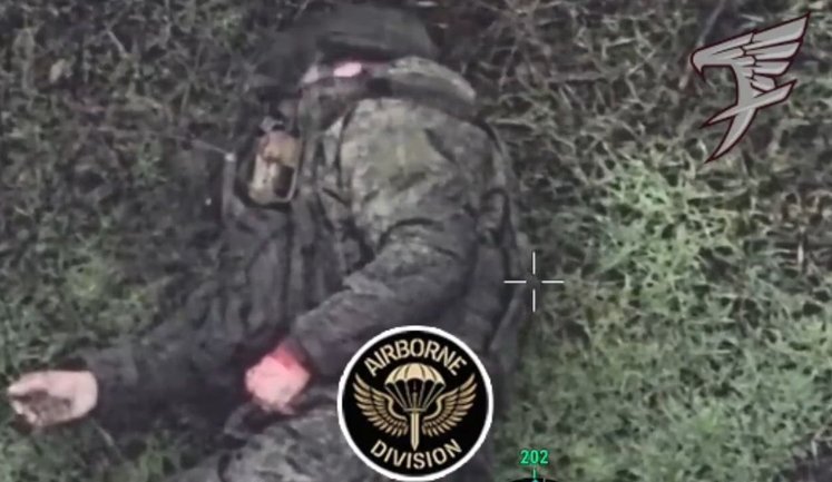 Автоматні кулі впиваються у тіло окупанта під час ближнього бою. ВIДЕО