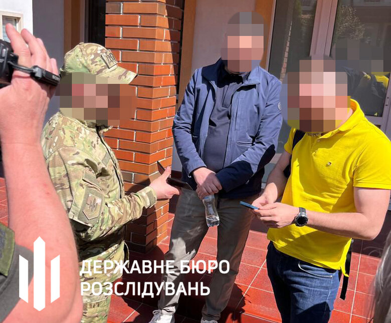 Збитки на 64 мільйони: ДБР викрило корупційну схему закупівлі техніки для армії