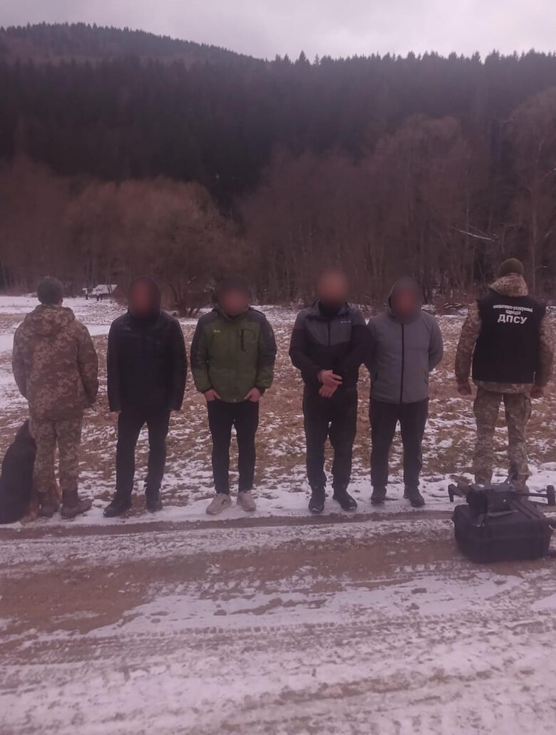 Прикордонники затримали групу порушників, що намагалася незаконно перетнути кордон