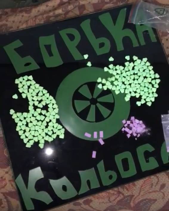 В гараже на Киевщине изъяты наркотики и пистолеты 04 В гараже на Киевщине изъяты наркотики и пистолеты 04