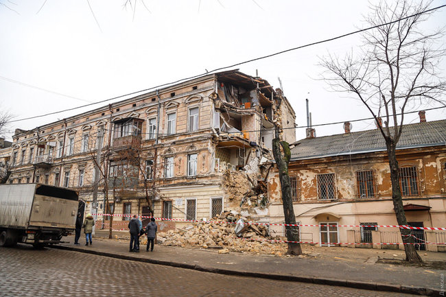 В центре Одессы рухнула часть жилого дома-памятника архитектуры 16