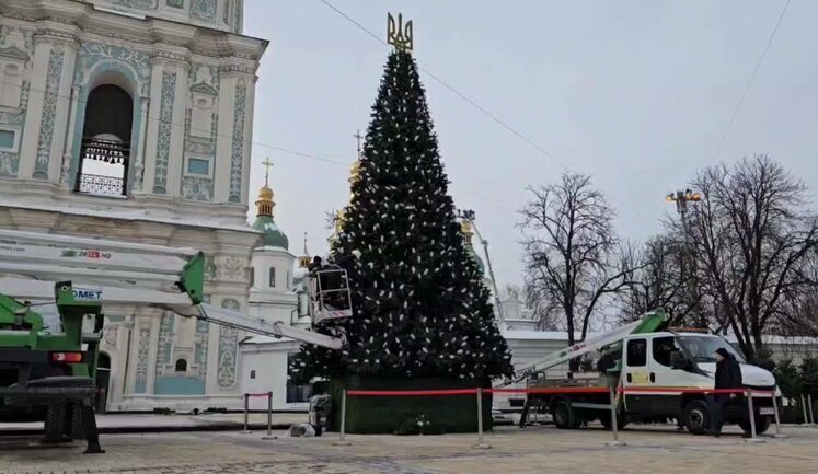 В Киеве начали украшать главную елку страны. ВИДЕО