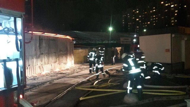 На столичному ринку сталася пожежа 03 На столичному ринку сталася пожежа 03