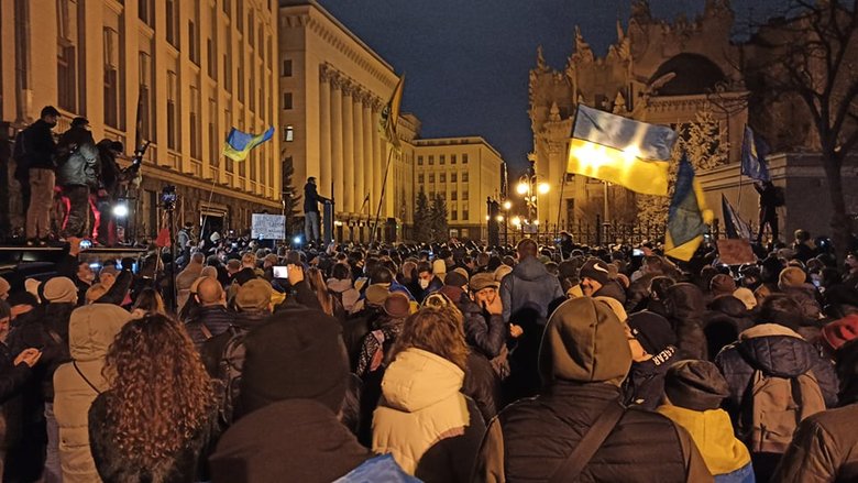 Щурів на Банковій нудить: Активісти вирушили під будівлю Офісу Президента, сталися сутички 34