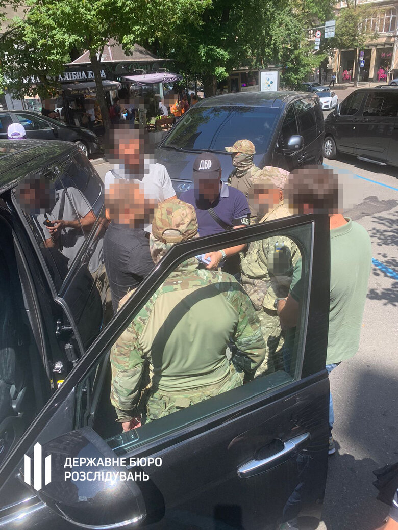 ДБР затримало співробітницю Мін’юсту на хабарі у розмірі $120 тисяч