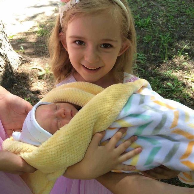 Винничанка родила на улице рядом с закрытым из-за COVID-19 роддомом 03