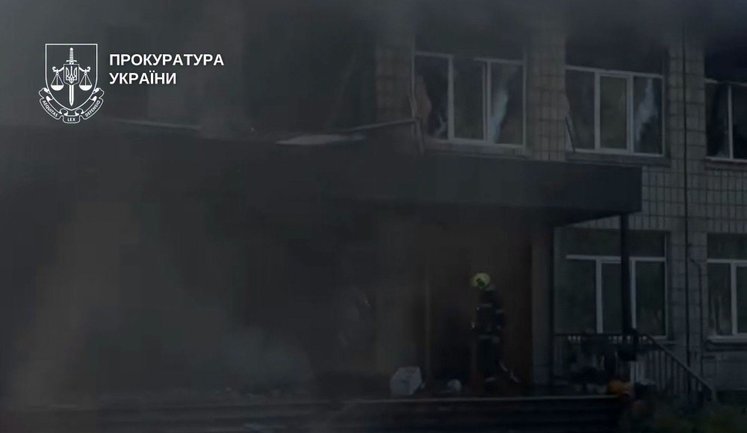 Ворог атакує Київ дронами: серед постраждалих - дві дитини, влучання в школу та нежитлову будівлю у Солом’янському районі (оновлено). ФОТОрепортаж