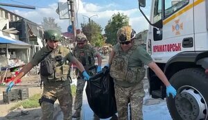 Тіла загиблих від удару по ринку в Костянтинівці дістають із завалів: "Вот еще человек, пацаны!.. Тіло жінки". ВIДЕО