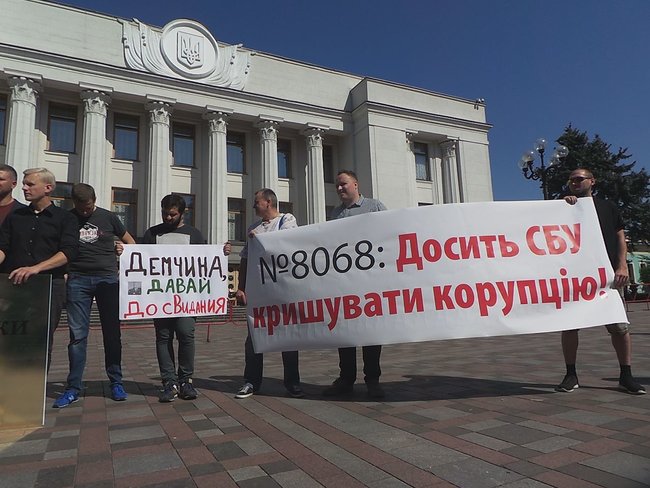 Біля Ради встановили триметрову золоту ксиву СБУ 21