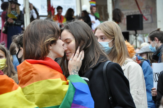 Руху ЛГБТ-маршу намагалася перешкодити жінка, яка лягла на асфальт і кричала про перетворення хлопчиків на геїв 30