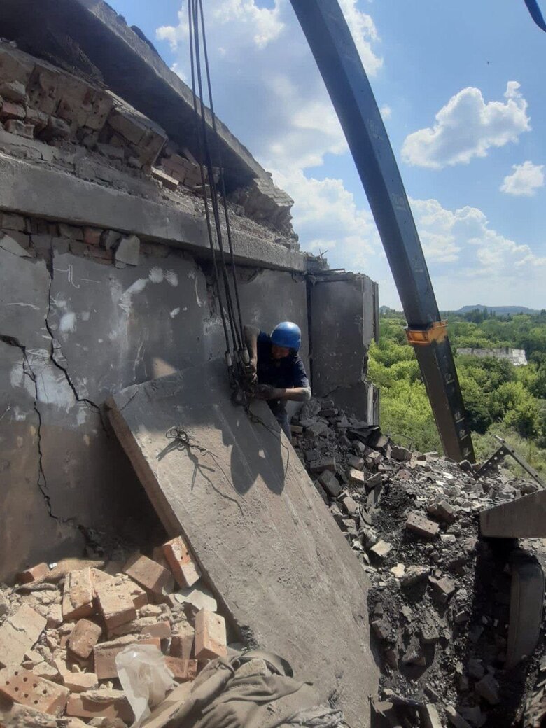 Обстрел Торецка войсками РФ: Из-под завалов дома изъяли тела 2 человек 04