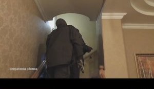 "Пусть он положит оружие. Я не хочу жертв. Работает НАБУ", - обнародовано видео обыска в доме одесского судьи Бурана. ВИДЕО