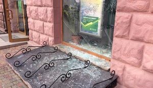 Уночі невідомі розбили вікна у відділеннях "Сбербанку Росії", а також "Альфа-Банку" в Луцьку. ФОТОрепортаж