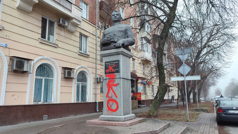 Невідомі обписали червоною фарбою пам’ятники Зигіну та Ватутіну в Полтаві 01