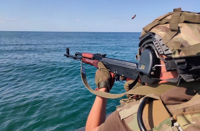 Силовики-водолазы прошли спецподготовку в уникальных экстремальных условиях 07