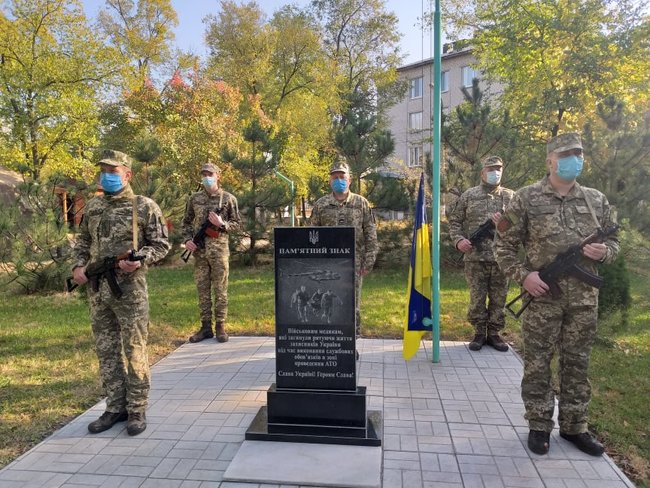 Памятник загиблим військовим медикам відкрили в Сєверодонецьку 01