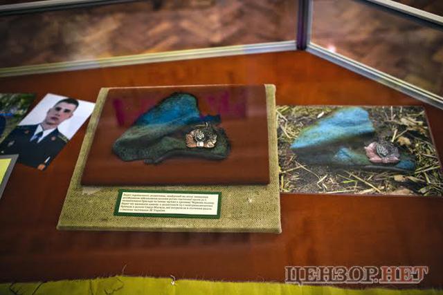 Директор Національного військово-історичного музею Владислав Таранець: У нас є Біблія, яку ми знайшли біля наших загиблих хлопців обгорілою і розгорнутою на молитві Не бійся 03