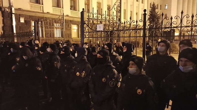 Щурів на Банковій нудить: Активісти вирушили під будівлю Офісу Президента, сталися сутички 13