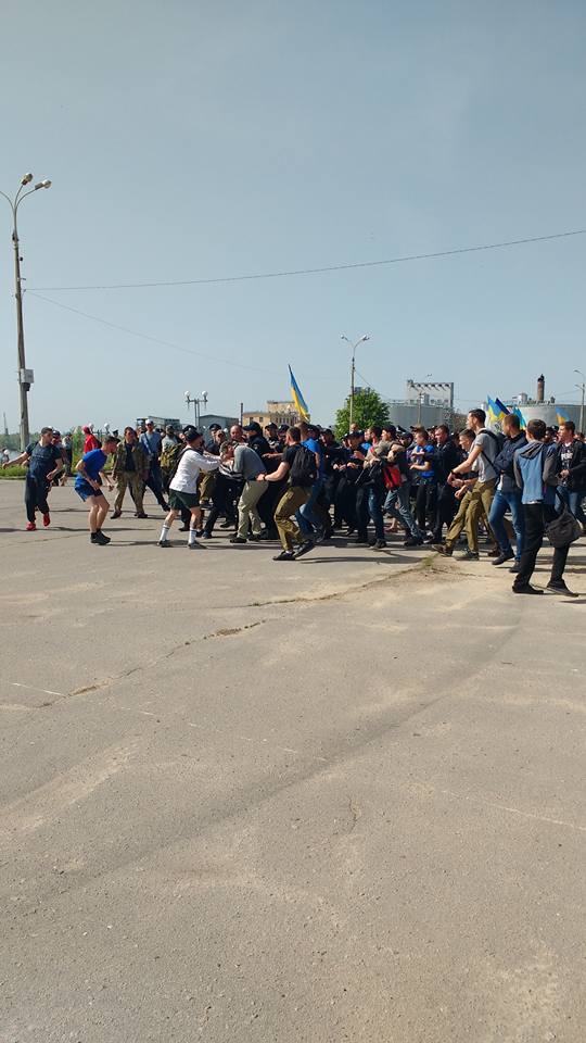 У Херсоні поліція розборонила мітингувальників, які билися 06 У Херсоні поліція розборонила мітингувальників, які билися 06