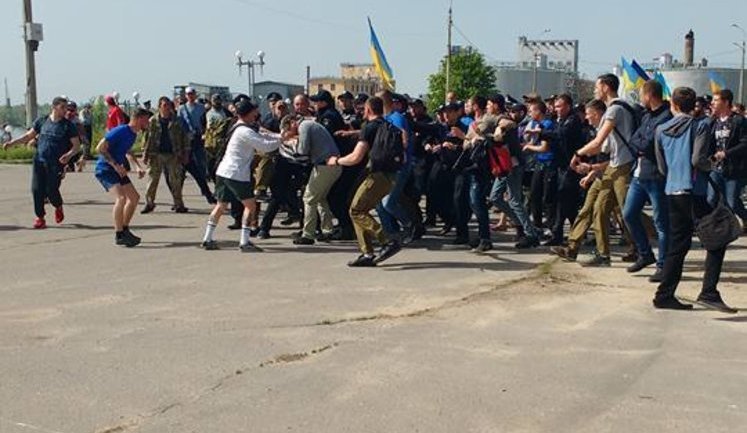 Police in Kherson broke up fight among protesters. VIDEO+PHOTOS