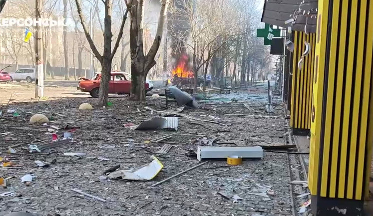 Росіяни скинули КАБ на центр Херсону: троє поранених, пошкоджено медзаклад, магазини, офіси, автівки. ВІДЕО+ФОТОрепортаж (оновлено)