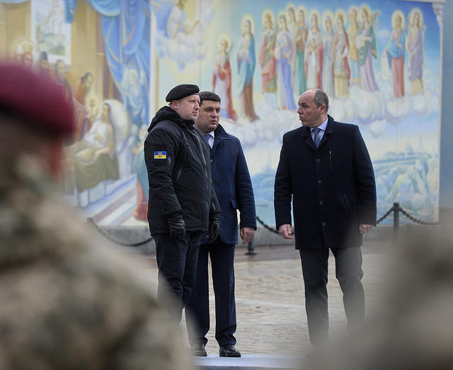 День десантника: церемония замены синих беретов, вручение флага десантно-штурмовых войск и присяга воинов ДШВ на Михайловской площади в Киеве 13