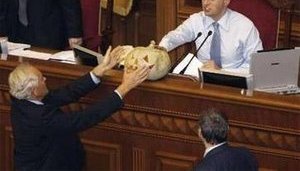 Депутаты отстранили Яценюка от ведения сессии