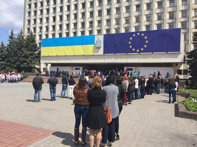 В поддержку безвиза в областных центрах вывешивают флаги ЕС и Украины 02