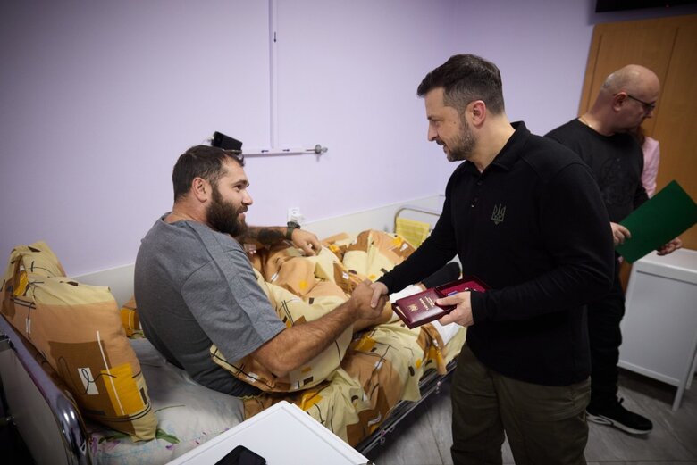 Зеленський відвідав порених у госпіталі в Сумах