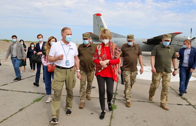 Генсек ОБСЄ Шмід відвідала КПВВ Новотроїцьке на Донеччині 01