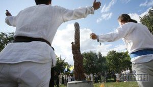 "Беркут" и священники под прикрытием ночи "выкрали" статую Перуна в центре Киева. ФОТОрепортаж+ВИДЕО